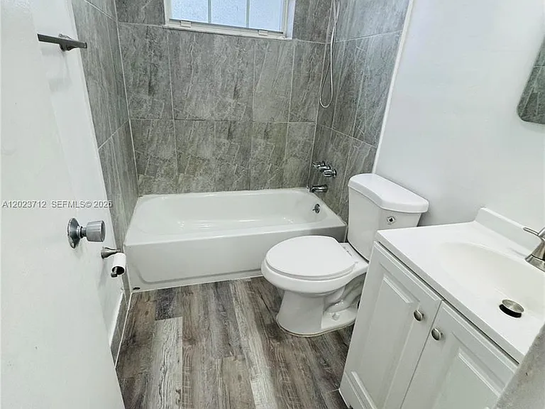 631 NW 11th Ave #B — Photo 5