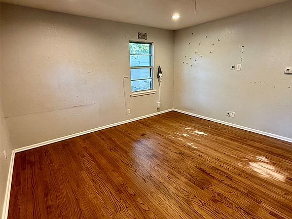 2nd image of 412 E Lovers Ln