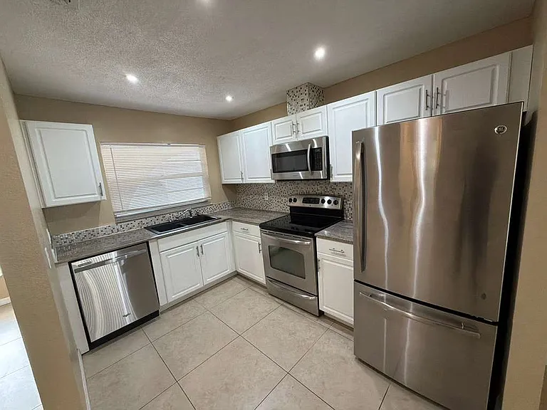 702 SE 47th St #5 — Photo 4