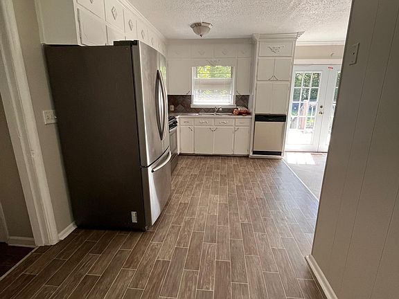 3rd image of 3613 Oakwood Dr