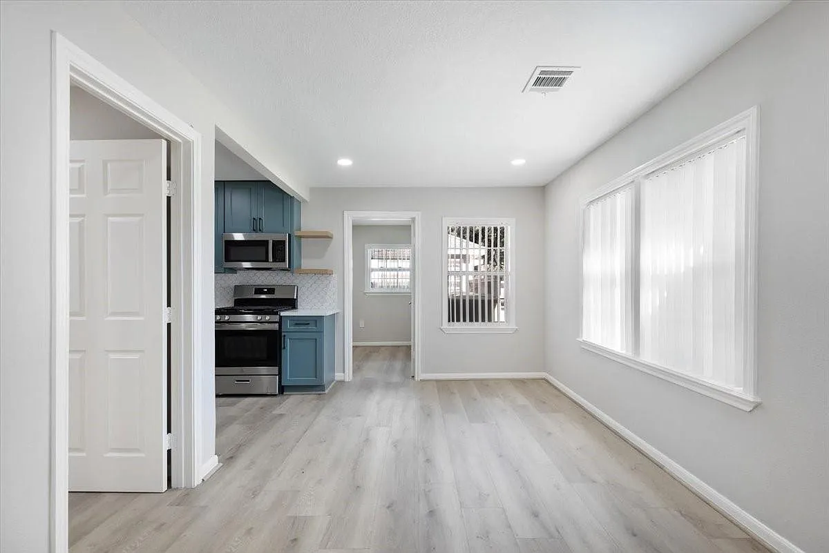 2 bed, 1.0 bath, 700 sqft, $1,600 — Photo 2