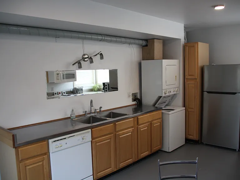 525 Grove Ave — Photo 3