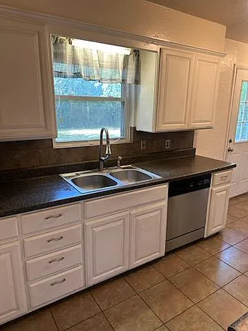 1525 Melrose Dr — Photo 3