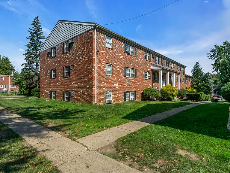 Lancaster Court Apartments — Photo 35