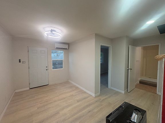 4th image of 932 Redwood Ct #2
