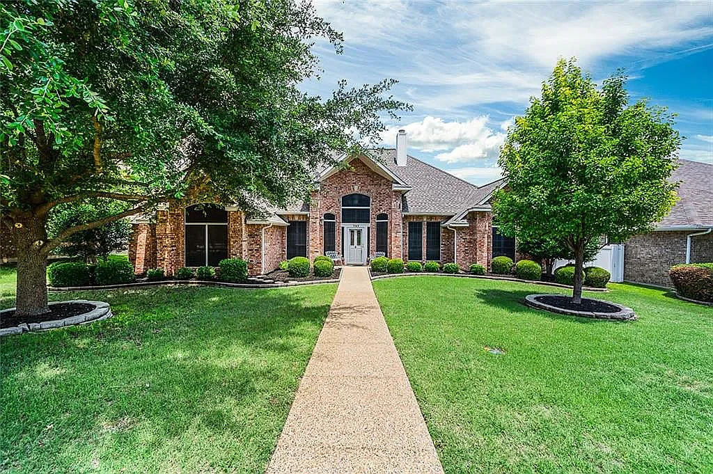 4 bed, 2363 sqft, $4,000 — Photo 1