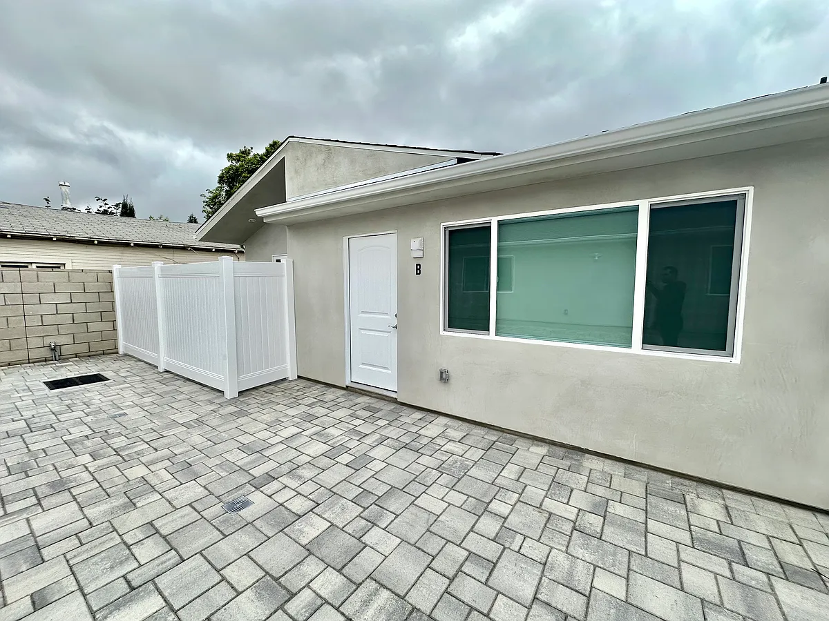 Building Photo - 410 Irving Ave #B