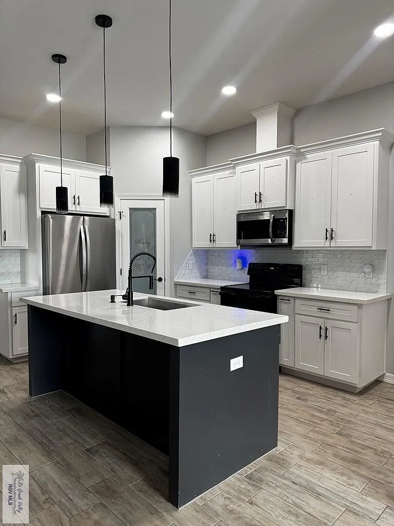 3 bed, 2.0 bath, 1468 sqft, $2,100 — Photo 4