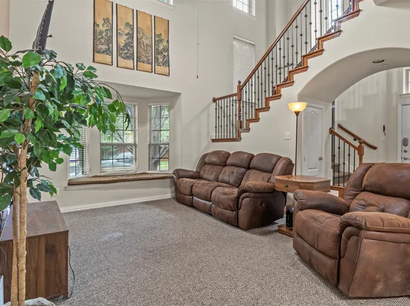 8712 Iron Horse Dr, Irving, TX 75063
