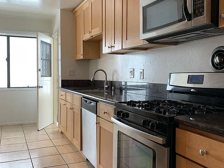 702 Manhattan Beach Blvd #J — Photo 30