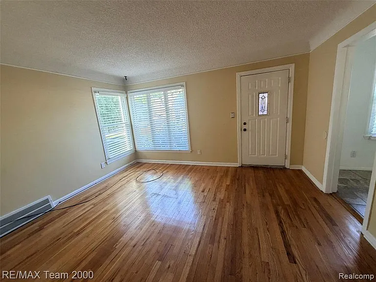 3418 Harding St — Photo 4