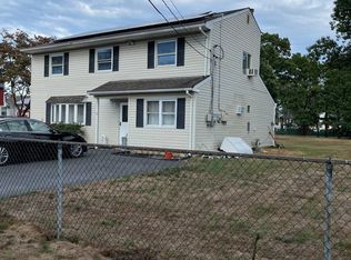 10 Molloy St, Copiague, NY 11726