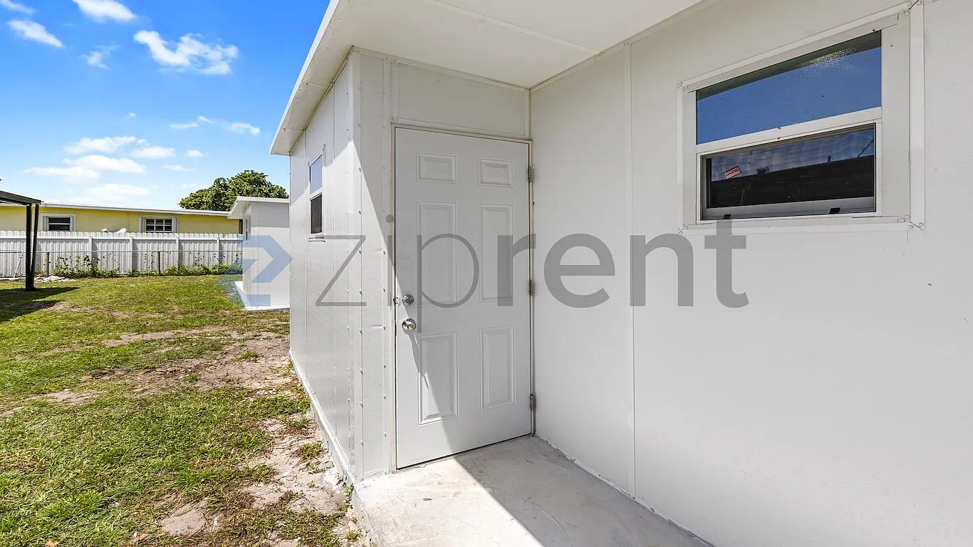 1 bed, 250 sqft, $1,300 — Photo 3