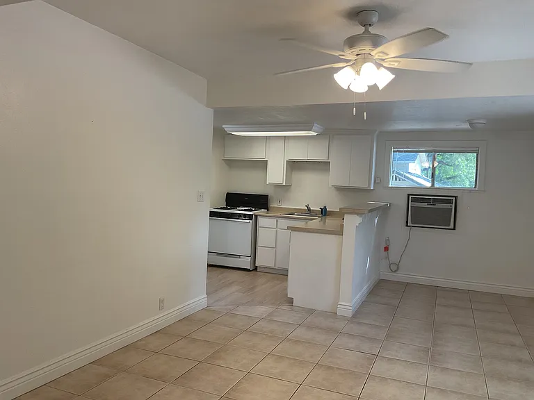 660 Vallombrosa Ave #B — Photo 2
