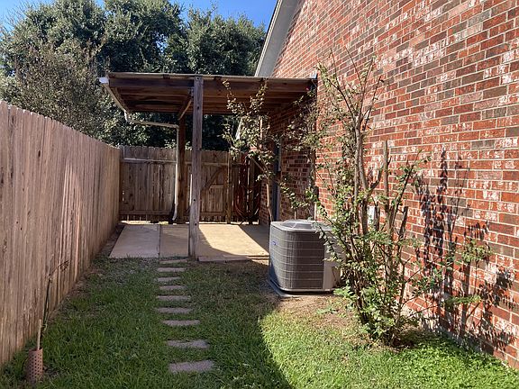 4th image of 936 Sun Meadow St