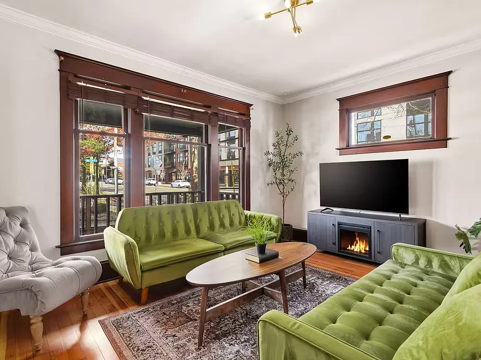 215 E 11th St