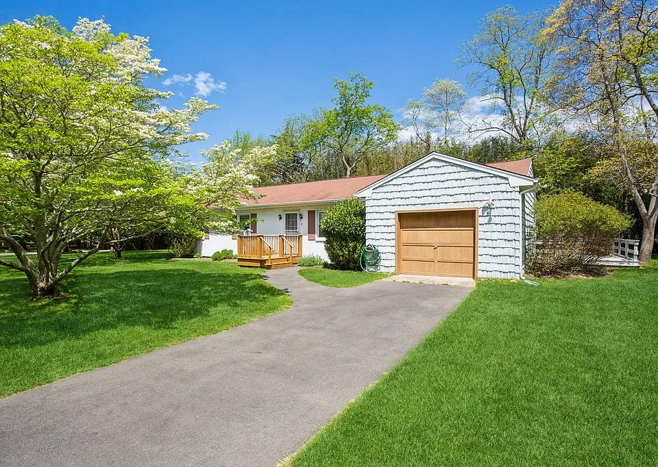 2 Bayberry Ln
