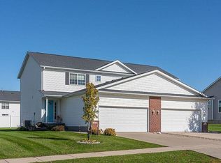 1800 Hunters Creek Way, Marion, IA 52302