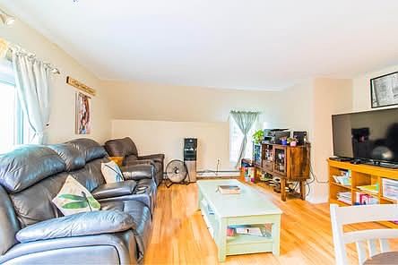 4th image of 43 Warren Ave
