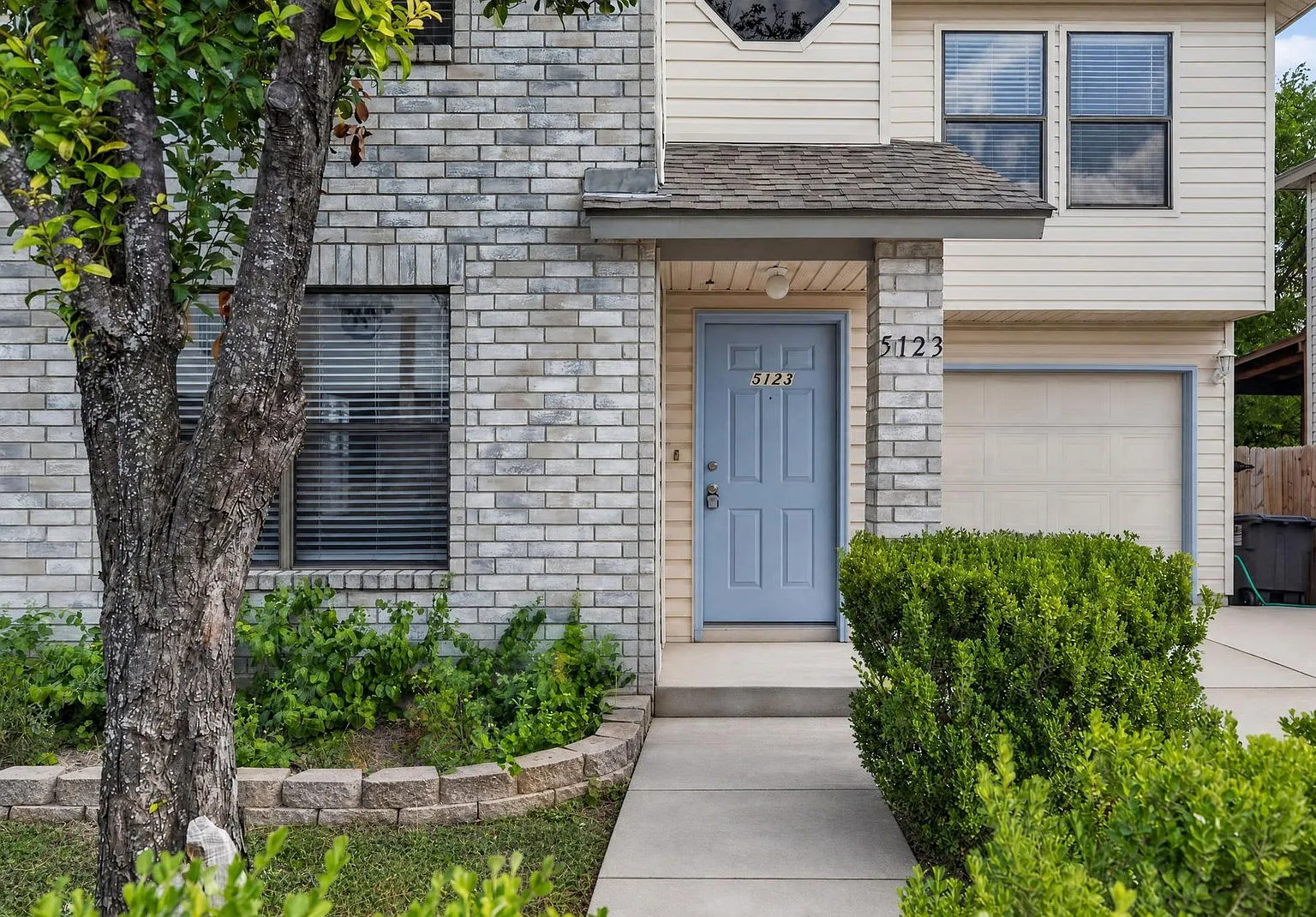3 bed, 2.5 bath, 1734 sqft, $1,900 — Photo 3
