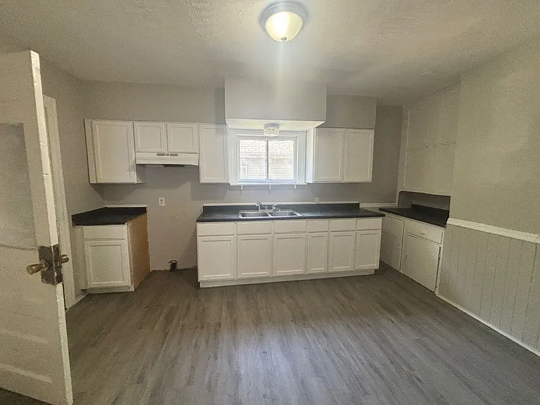 323 W 25th St — Photo 11