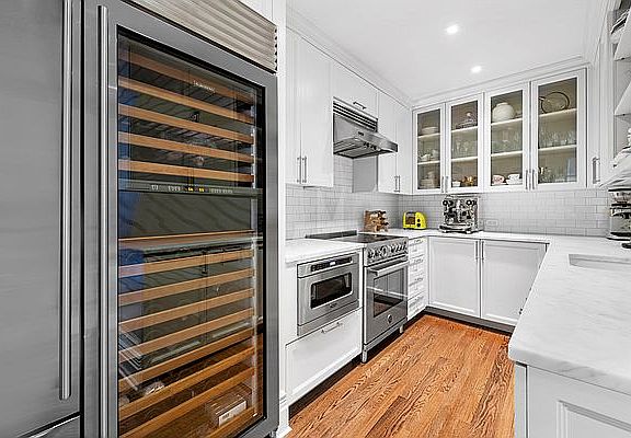 4th image of 20 W 72nd St #705