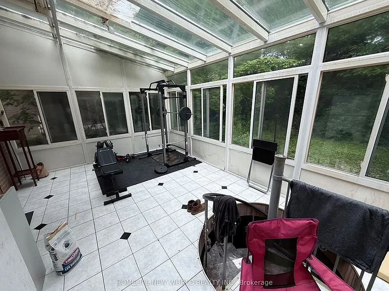 63 Lehar Cres — Photo 11