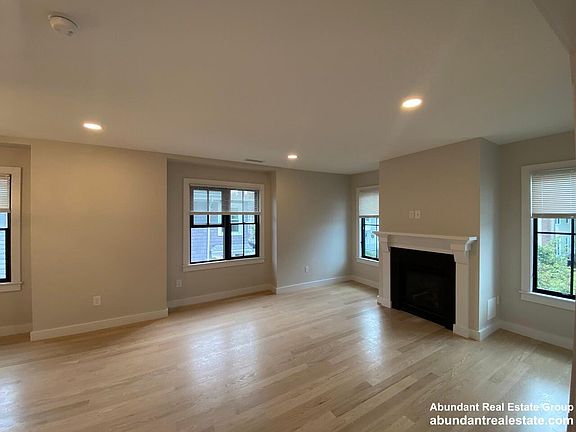 3rd image of 33 Brimmer St