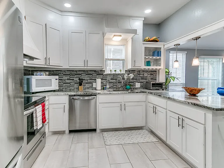 619 E Frank St — Photo 30