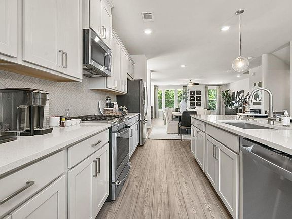 3rd image of 610 Alder Creek Way