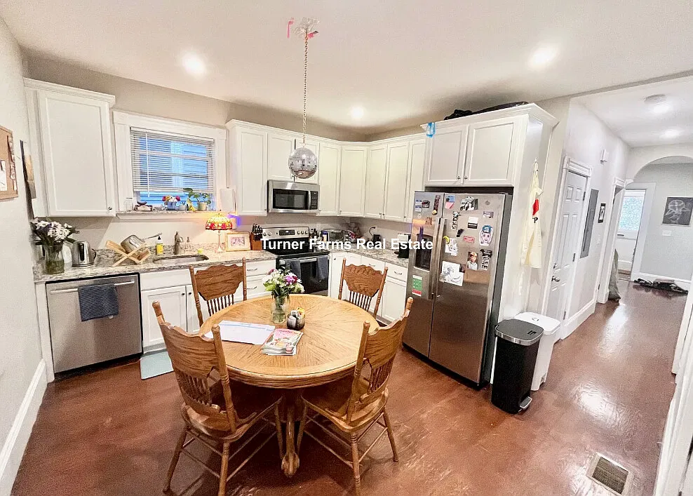 4 bed, 9999 sqft, $6,800 — Photo 2