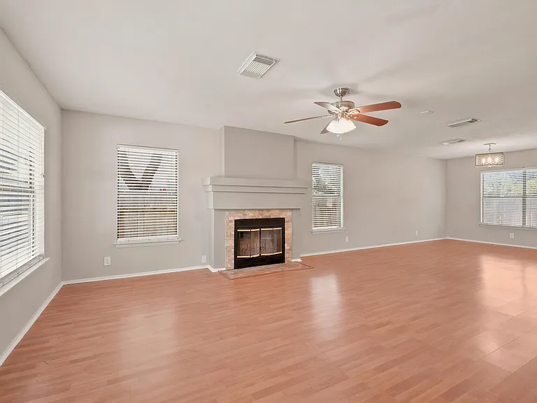 2410 Cedar Trce — Photo 5