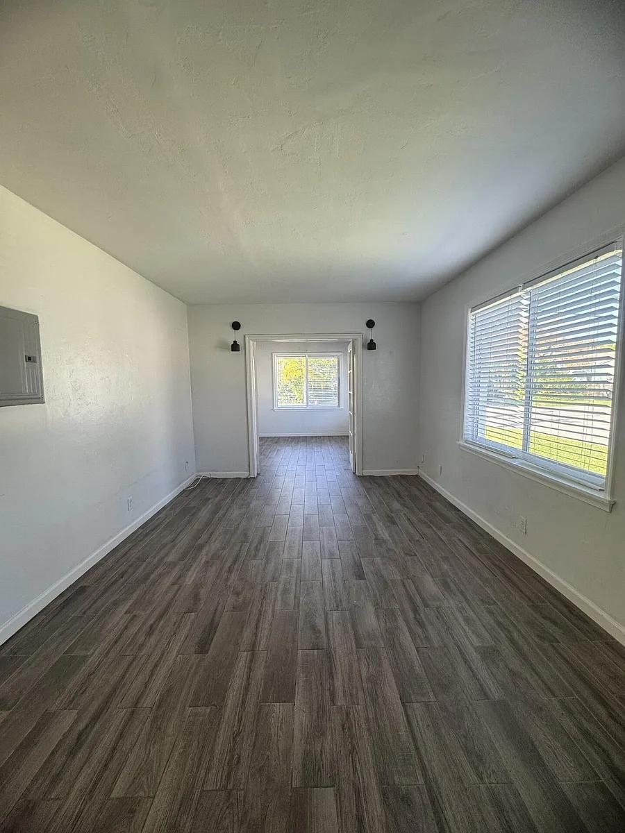 Building Photo - 317 NE 13th Ave #3
