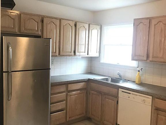 3rd image of 1013 Huntington Ave