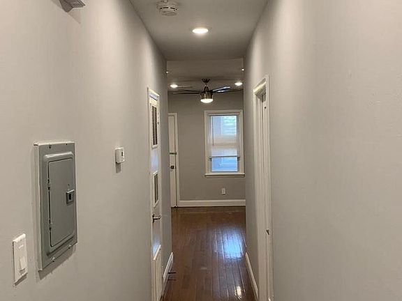 3rd image of 400-418 W Walnut Ln #404-4