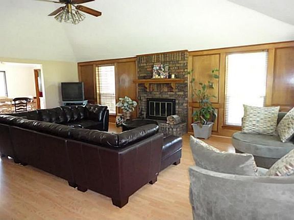 3rd image of 933 Meadow Dr