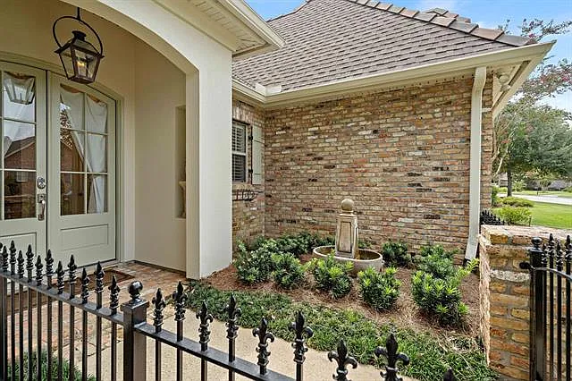 409 Claymont Ct — Photo 3