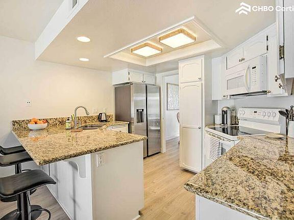Full kitchen and amenities