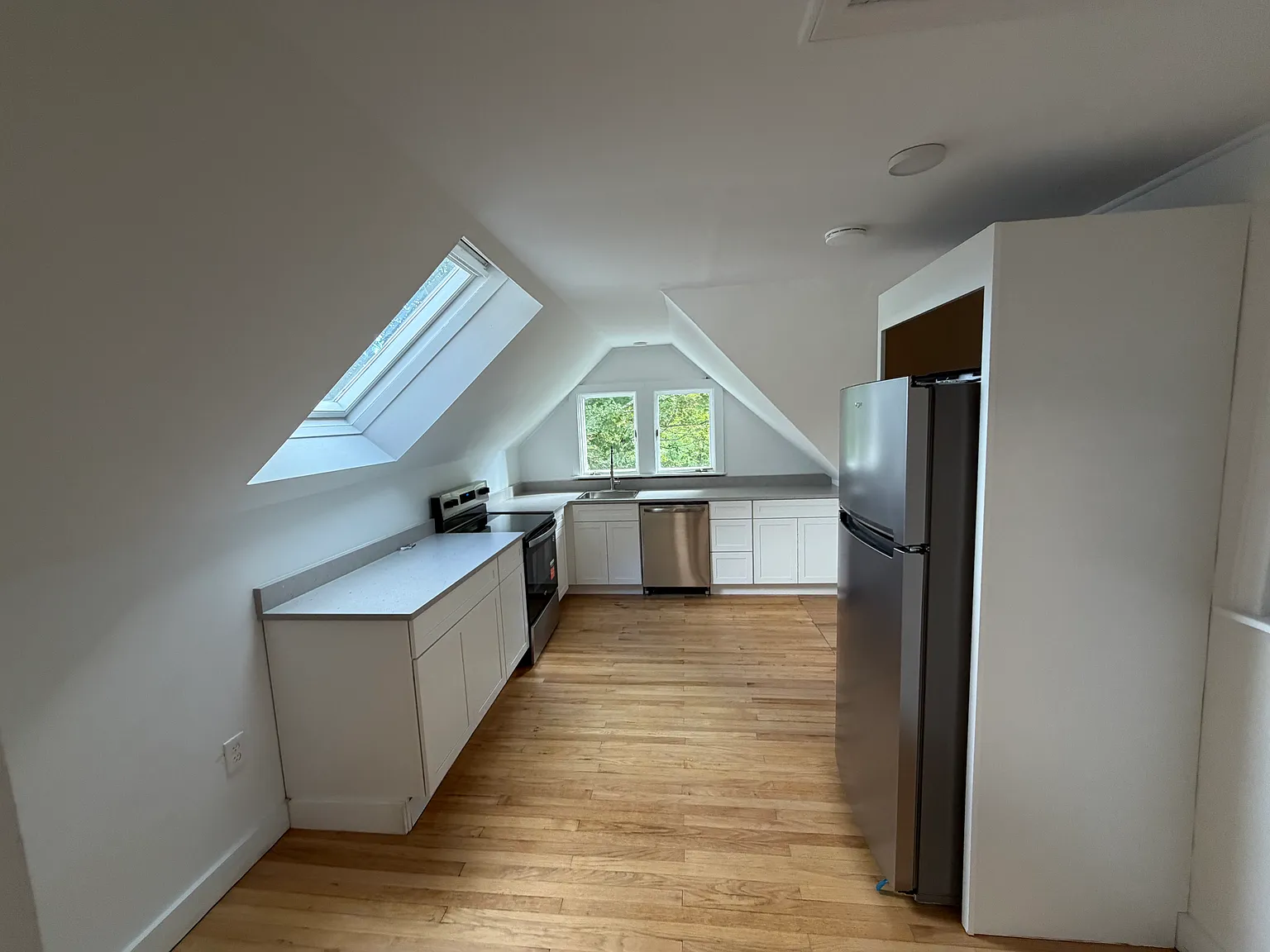 2 bed, 850 sqft, $1,900 — Photo 3