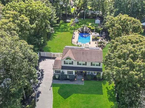 20 Linden Lane, Farmingville, NY 11738