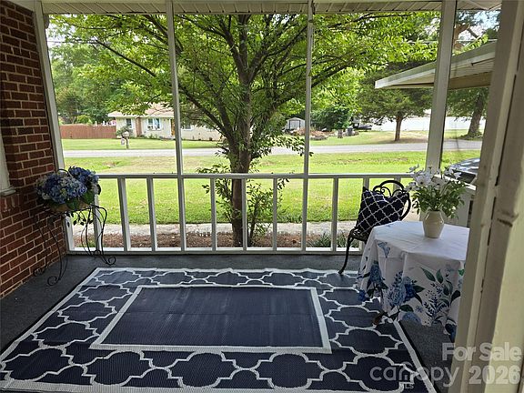 5th image of 2493 Oakwood Cir