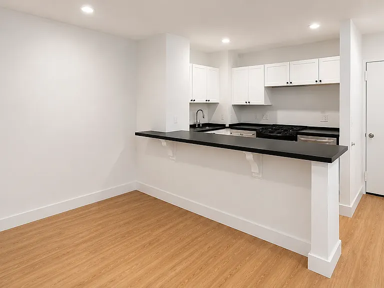 213 E 37th St #4K — Photo 4