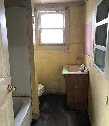 5th image of 938 Columbia St
