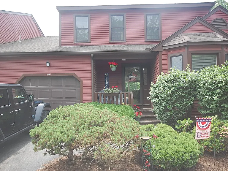 12 Hawthorne Vlg #C — Photo 1