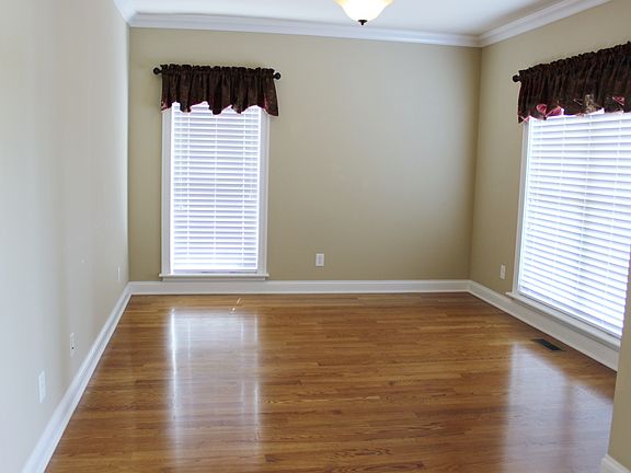 3rd image of 305 Brigg Dr