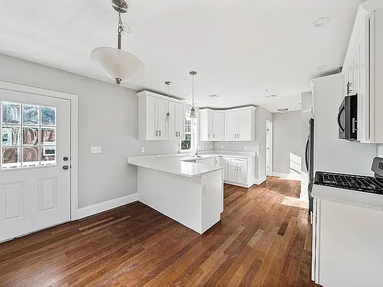2 bed, 2.5 bath, 1300 sqft, $3,200 — Photo 3