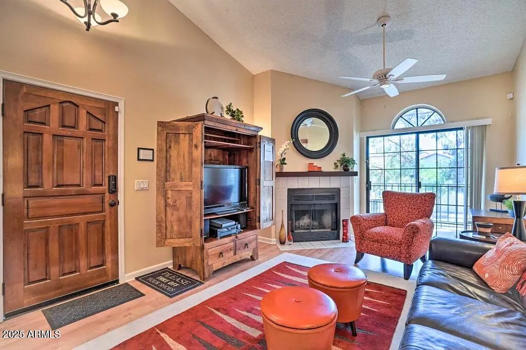 2 bed, 2.0 bath, 1117 sqft, $2,700 — Photo 3