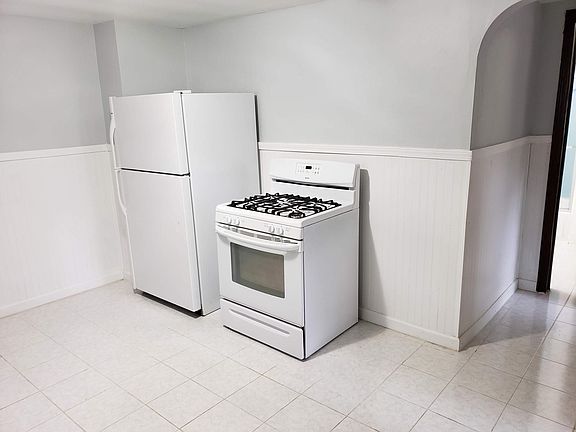 5th image of 392 Marilla St