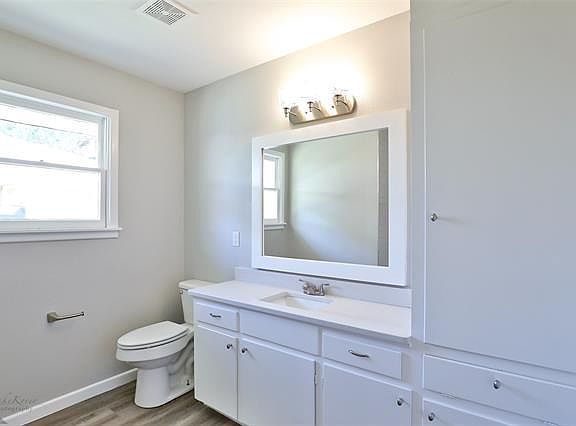 5th image of 1750 Wychwood Dr