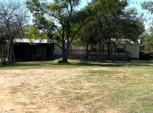 450 Jewell Ln, Lockhart, TX 78644